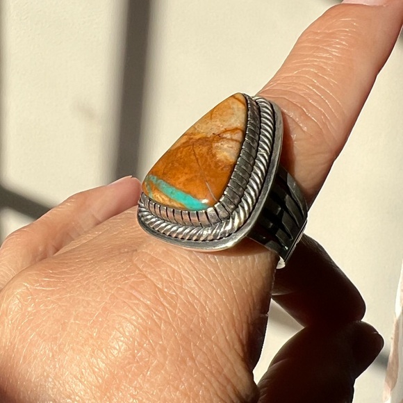 Royston Ribbon Ring - Picture 3 of 6